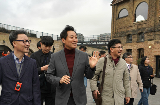 영국 런던 콜 드롭스 야드 및 킹스크로스역 도시개발 현장을 방문한 오세훈 서울시장.  <사진=서울시>